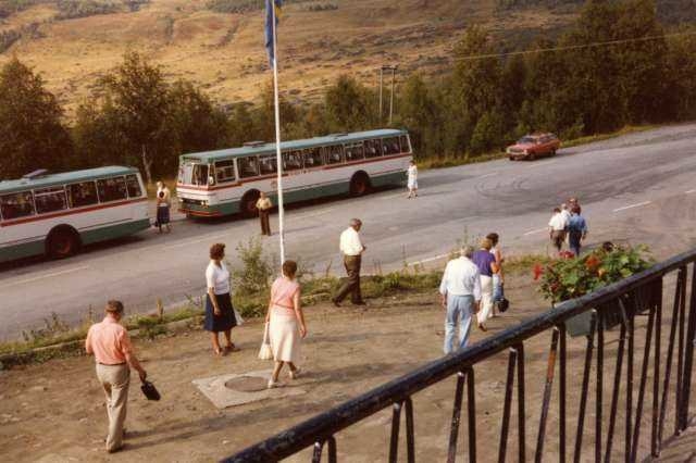 Gratangen turiststasjon To busser fra Ofotens Bilruter i Narvik. Kaffepause
Busser fra 1960- og 1970-tallet  var lakkert slik.