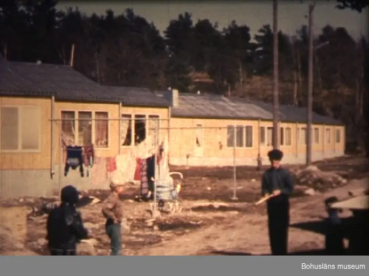 1) Bebyggelse på Dalabergsområdet 1958.
0029 Bostadsbaracker företrädesvis för anställda vid Uddevallavarvet levererades av Juno-Hus trähusfabrik i Uddevalla och monterades på korta träpålar som fundament. Byggherre var en stiftelse med Uddevalla Stad som huvudman.
0229 Husen taktäcktes med korrugerade eternitplattor (asbestcement).
0251 Hus och anläggning tillhörande Roséns Handelsträdgård.

2) Boxhults Gård; nedläggning av va-ledningar.
0300 Schaktning och ledningsmontering på Boxhults marker i blivande kv. Mandolinen m fl.
0327 Lundgrens Gård på Boxhult; berget i fonden inrymmer villaområdet "Övre Boxhult" med Orkestervägen m.fl. (år 1958).