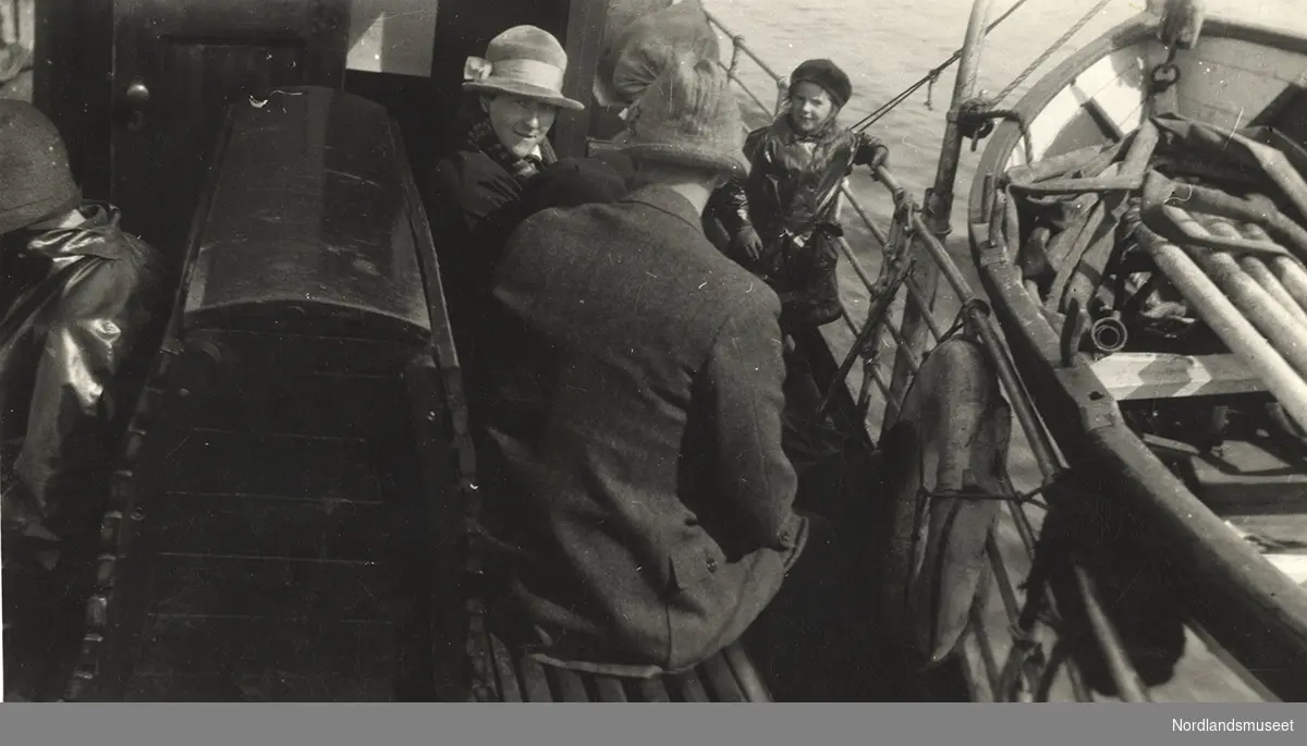 Gudrun, Rolf og Elin Thorne ombord i en båt.