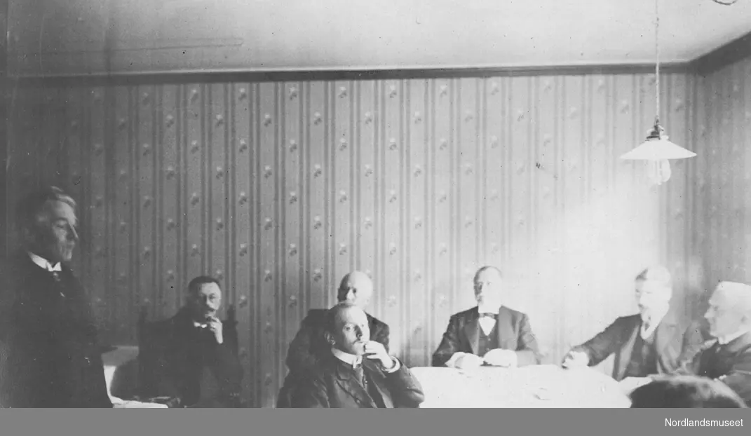 Amtslegemøte i Bodø 1909. Leger fotografert i et rom.