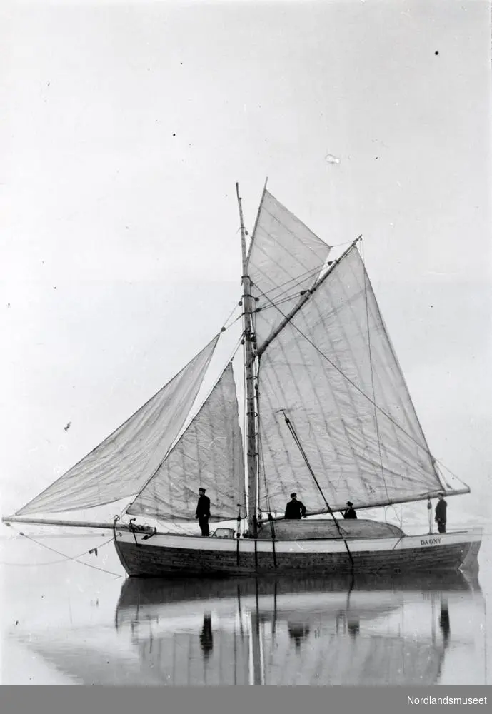Listerskøyte bygget på Rognan, åpen båt med sneseil, 4 mann