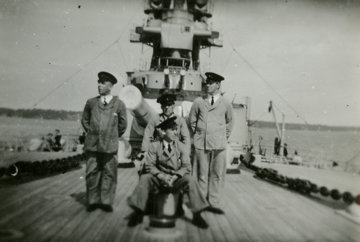 4 män ombord på örlogsfartyget Drottning Viktoria.