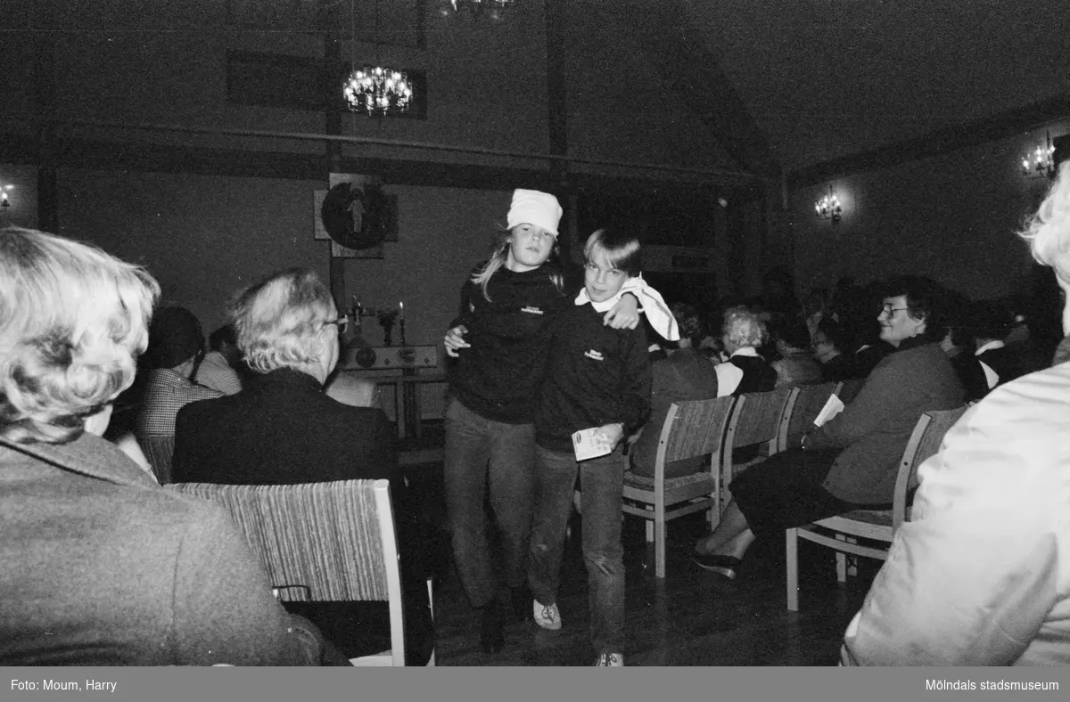 Barnkörerna från Apelgården, Näsets och Kållereds kyrkor framför musikalen "Så länge vi vandrar på jorden" i Apelgårdens kyrka, Kållered, år 1983.

För mer information om bilden se under tilläggsinformation.