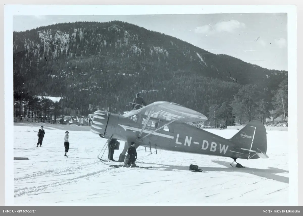 Flyet "Hønningstad C-5 Polar" står parkert på et snødekket vann eller en slette.