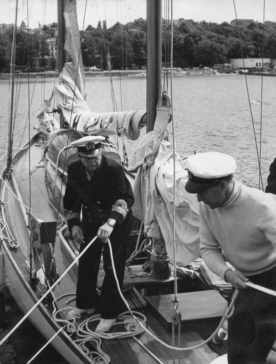 Fartyg: MARTHA Bredd över allt 3,04 meterLängd över allt 14,00 meterRederi: Kungliga Flottan, MarinenByggår: 1908Konstruktör: Oertz, MaxÖvrigt: Marinens ketch MARTHA inför Gotland Runt-sehlingen i juli 1950; vice amiral Gösta Ehrensvärd och kommendörkapten Einar Zacke. Fotografiet återgivet i KSSS årsbok 1951 s 106. MARTHA ex LYNTH II.