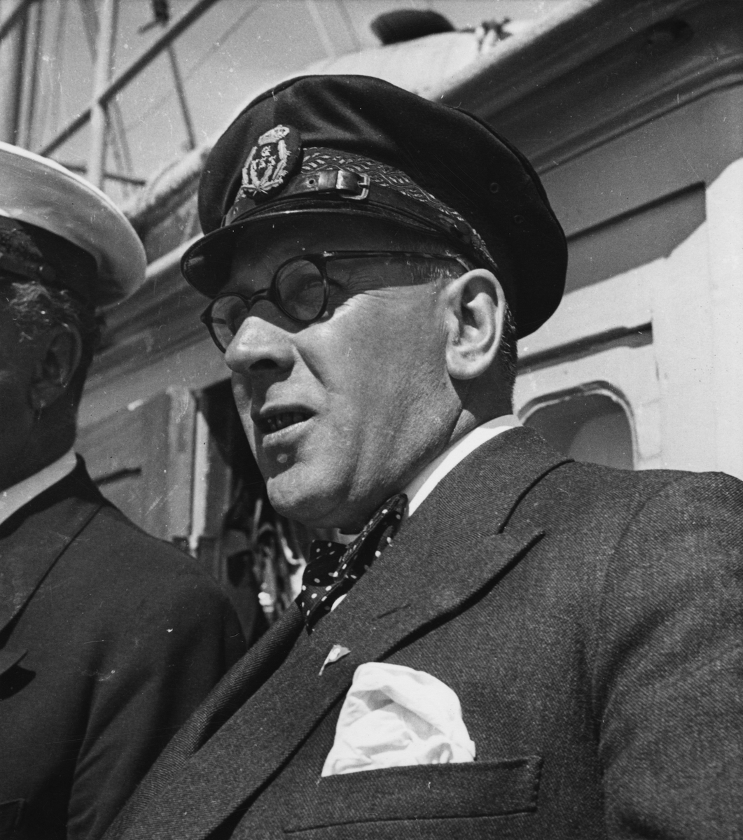 C. G. Fast från Göteborgs Kungliga Segel Sällskap bevistar Sandhamnsregattan 1940.