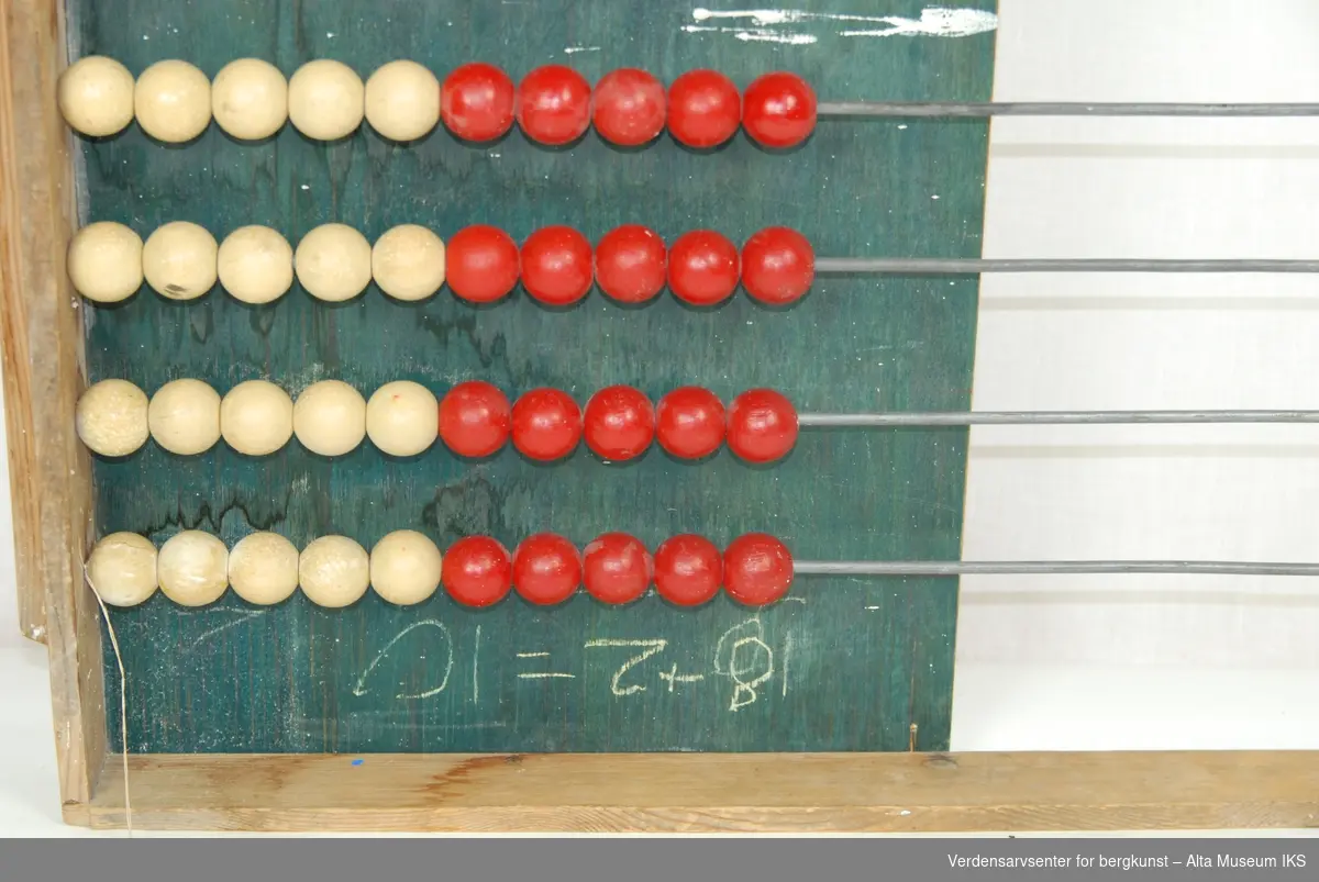 Røde og hvite kuler på et stort stativ. 10 rader med 5+5 kuler. Tavle bak kulene med regnestykker.