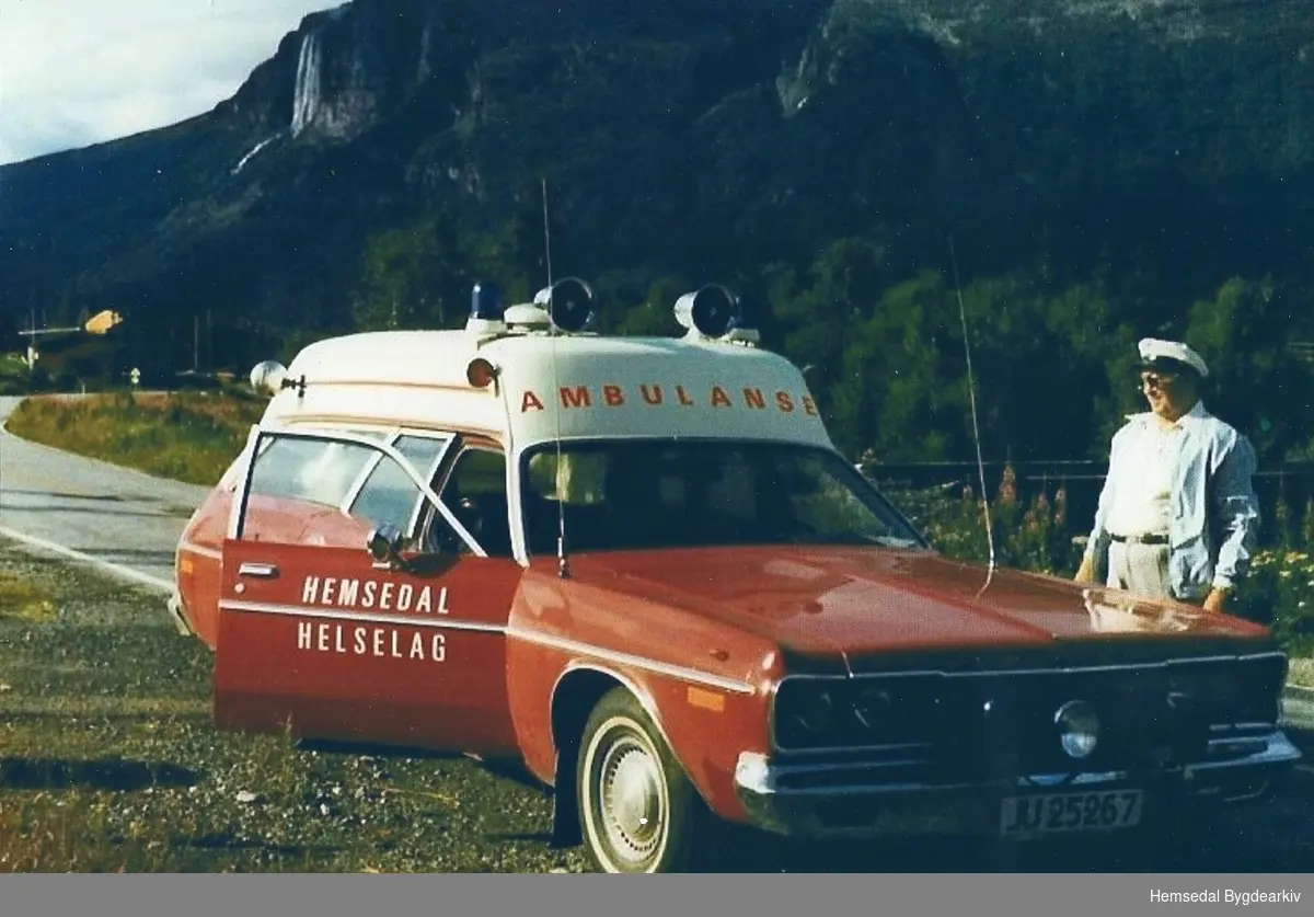 Ambulansesjåfør Asbjørn Hornet - stolt over å ha fått ny køyredoning. Her ved Moabrua i Hemsedal.