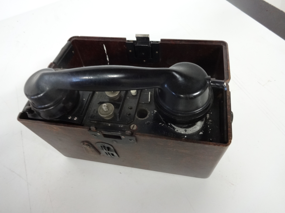 Ex-tysk felttelefon fra 2. verdenskrig. Mangler rør, sveiv og batteri.