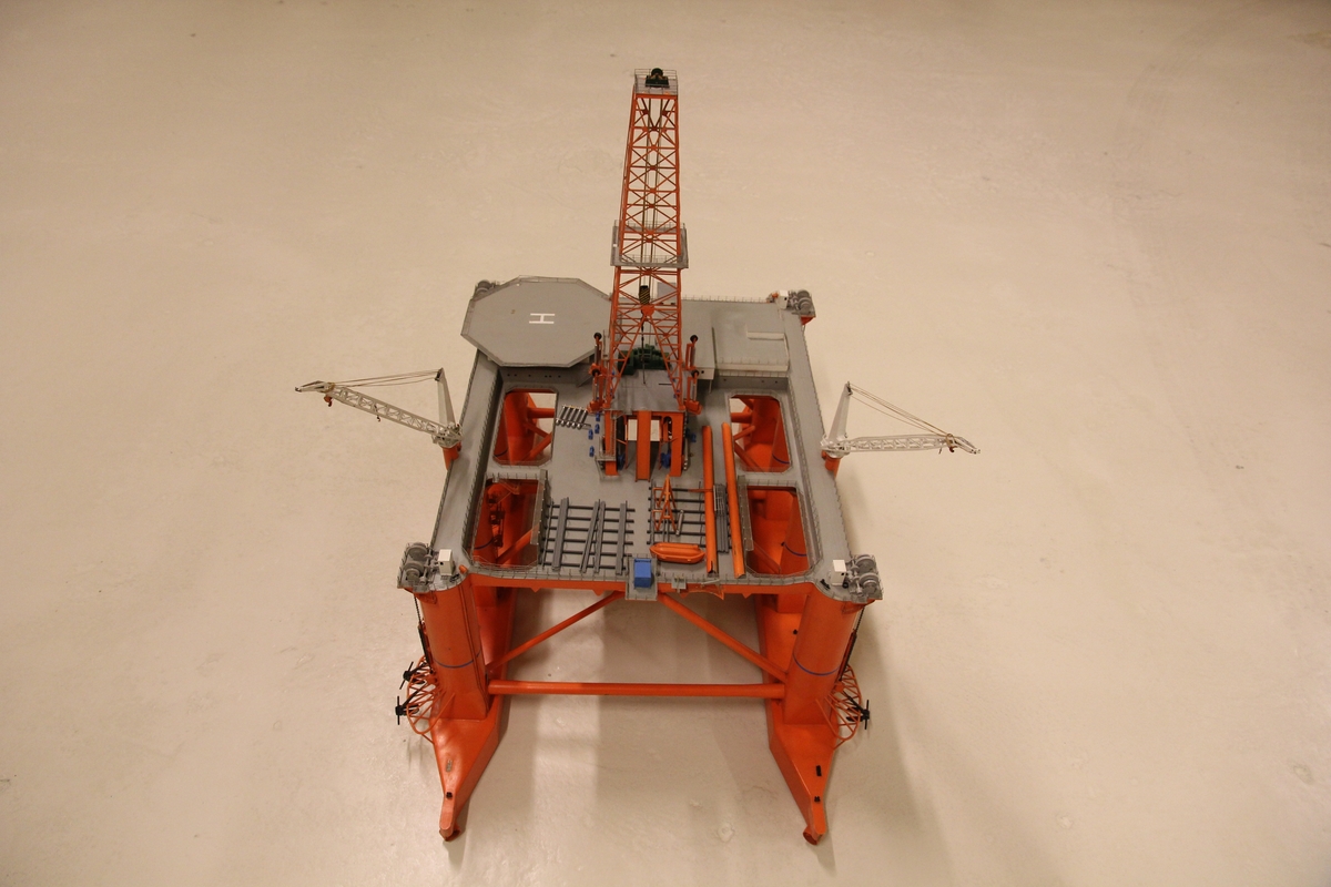 Modell av boreplattform  i dårlig stand. 2 skrog med propeller.Boretårn.