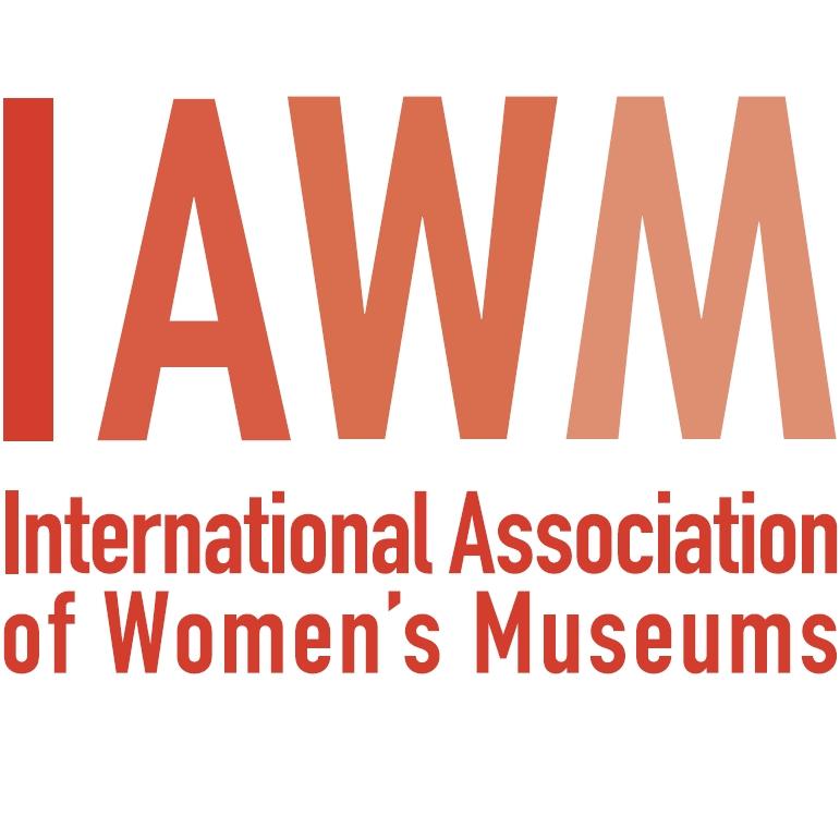 Logoen til International Association of Women's Museums. Logoen viser bokstavene "IAWM" i rød og oransje nyanser.