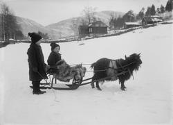 KONV: Jens Kresobh med broder og bok, Jens Kresobh med brode