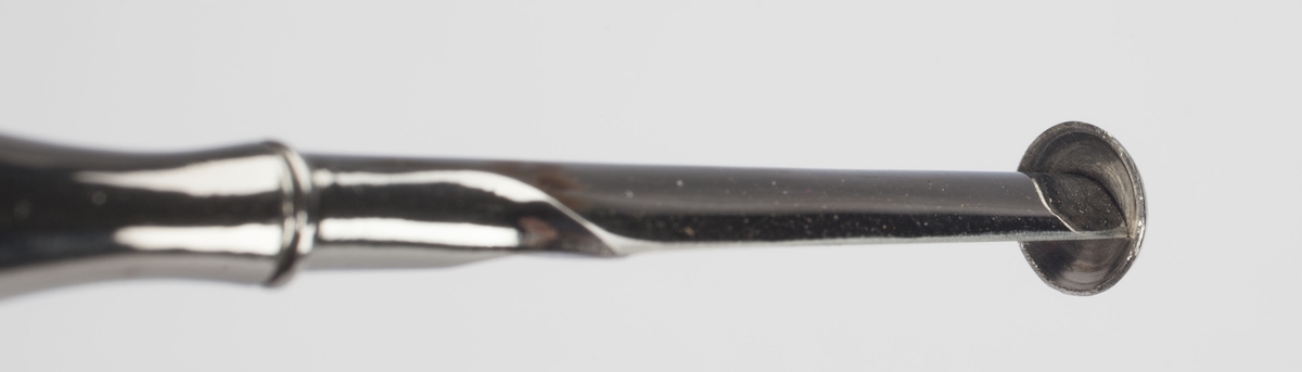 Kniv med svart lakkert håndtak. Spissen på knivbladet er stump i formen, tilnærmet en halvkule.