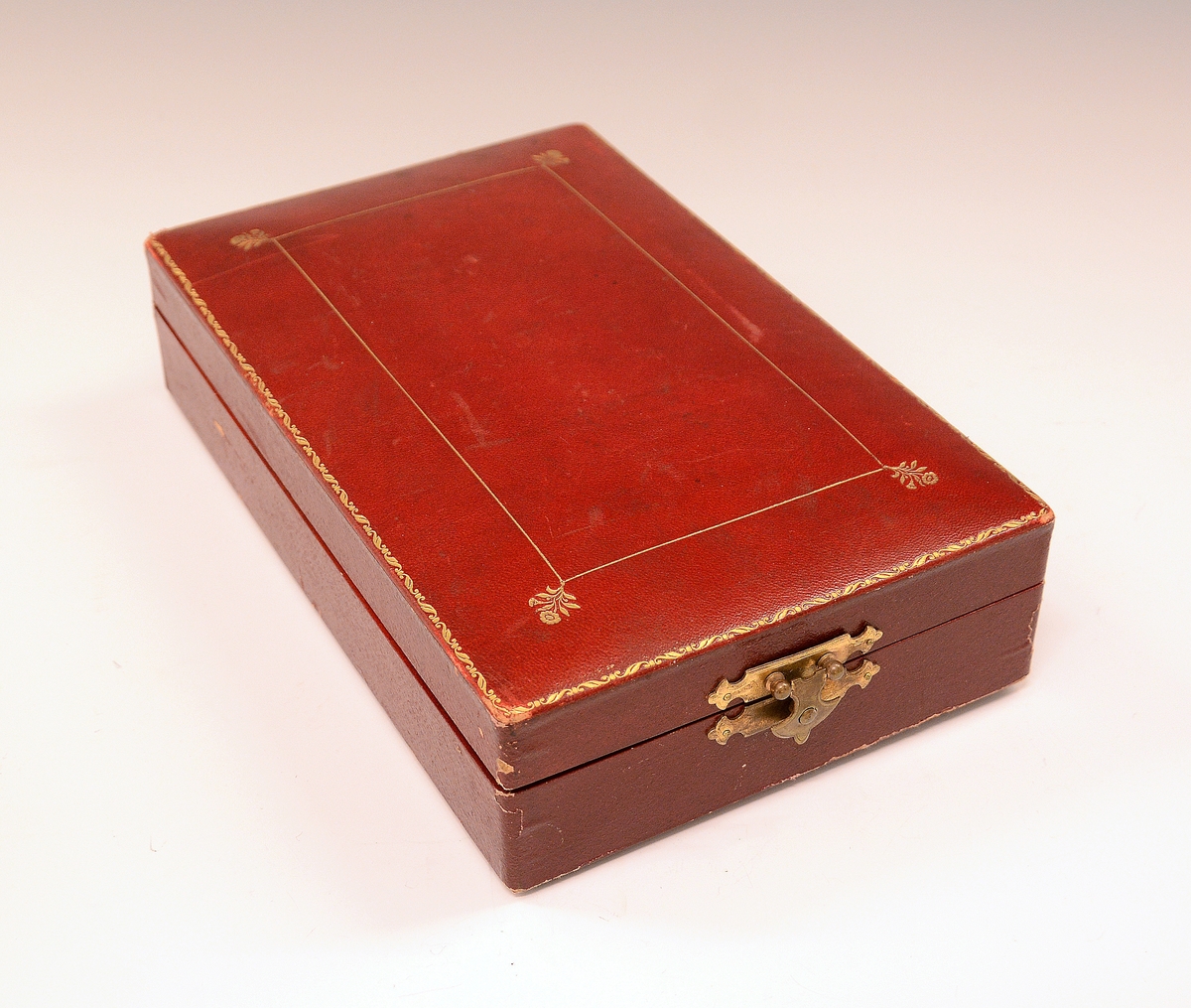 Nordstjerneordenens kommandørkors. 
"Nordstjerneordenen var før år 1975 tenkt som belønning for svenske og utenlandske "medborgerliga förtjänster, för ämbets- eller tjänstemannagärning, för vetenskaper, vittra, lärda och nyttiga arbeten samt för nya och gagneliga inrättningar". Ordenen utdeles nå bare til medlemmer av det svenske Kongehuset og til utenlandske medborgere eller statsløse, som har gjort personlig innsats for Sverige eller for svenske interesser. Ordenen bæres opprinnelig i et sort bånd, fra og med 1975 i et mellomblått bånd med gule kanter. Korset bærer ordenens ordtak "Nescit occasum" (Den vet ikke av noen nedgang). Gradene er: kommandør med store korset, kommandør, ridder av 1. klasse og ridder. Til ordenen hører en medalje - "Nordstjärnemedaljen" i gull av 8 forskjellige størrelser." (Avskrift/oversettelse av det svenske kongehusets nettsider.