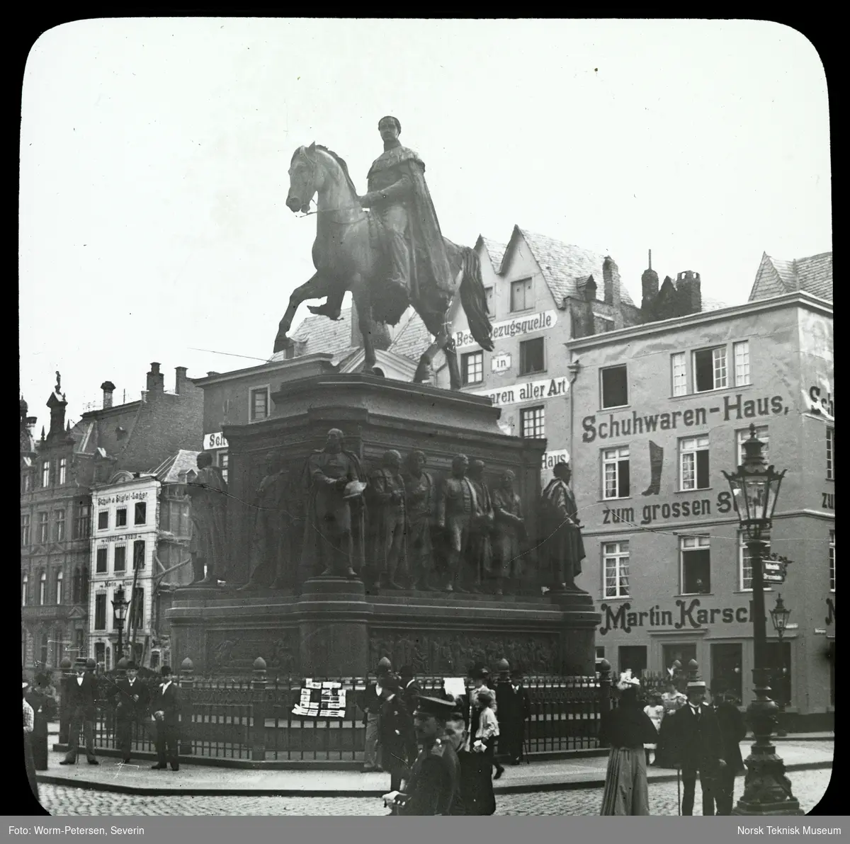 En gruppe mennesker foran et Friedrich Wilhelm III monument, Köln