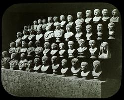 Dias: Italia: Gruppe av buster i musæet. Neapel