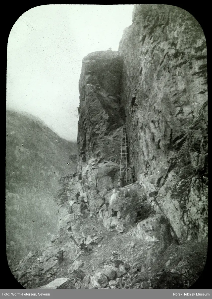 Fra jernbanebyggingen over Porcupine-klippen før sprengningen, Alaska