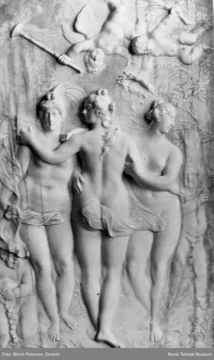 Relieff: De tre gratier, fra pakke merket Magnus Berg Træskulptur og Portræt