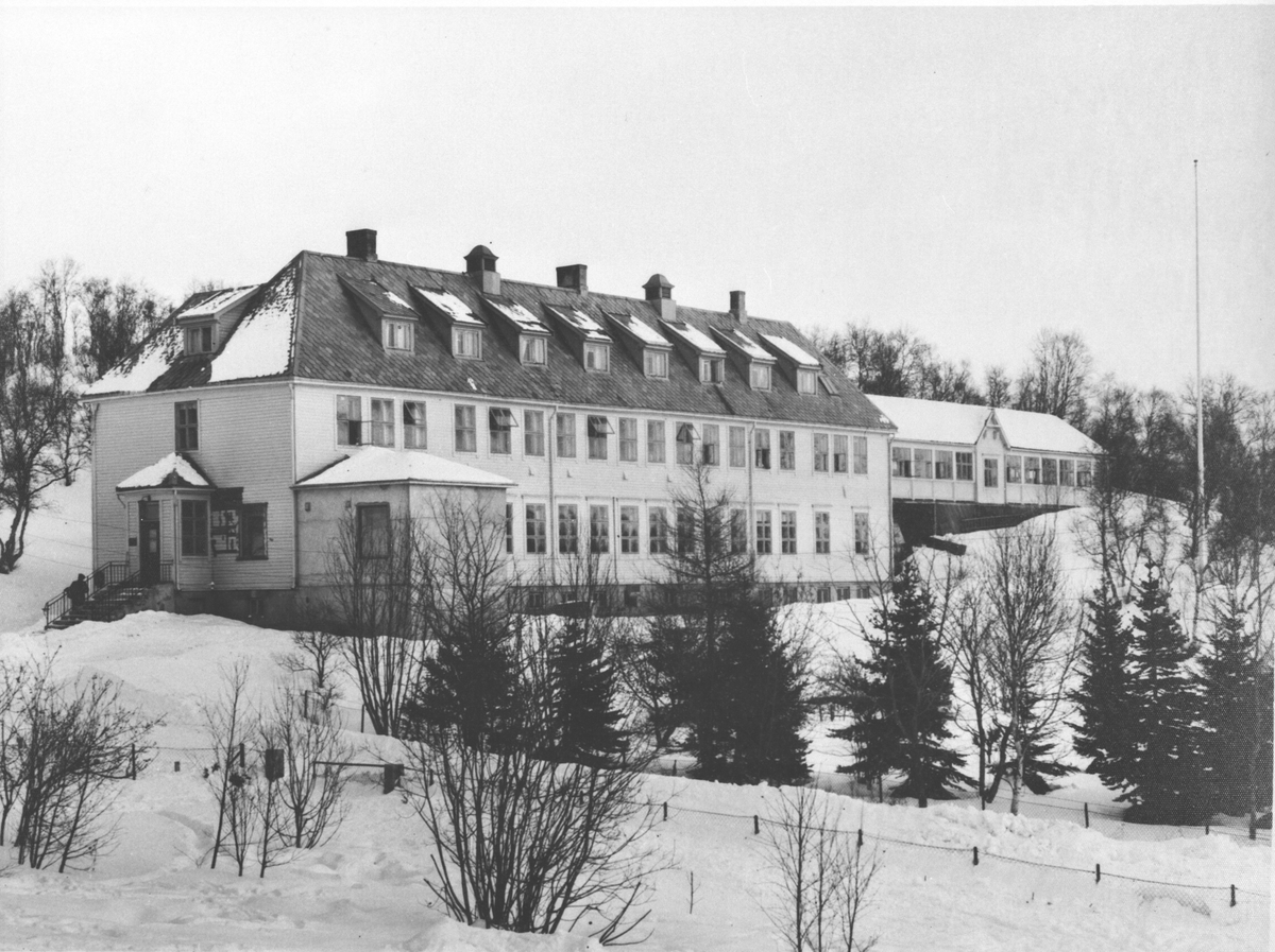 Gullhaugen tuberkulosehjem med "kurhall" til høyre.