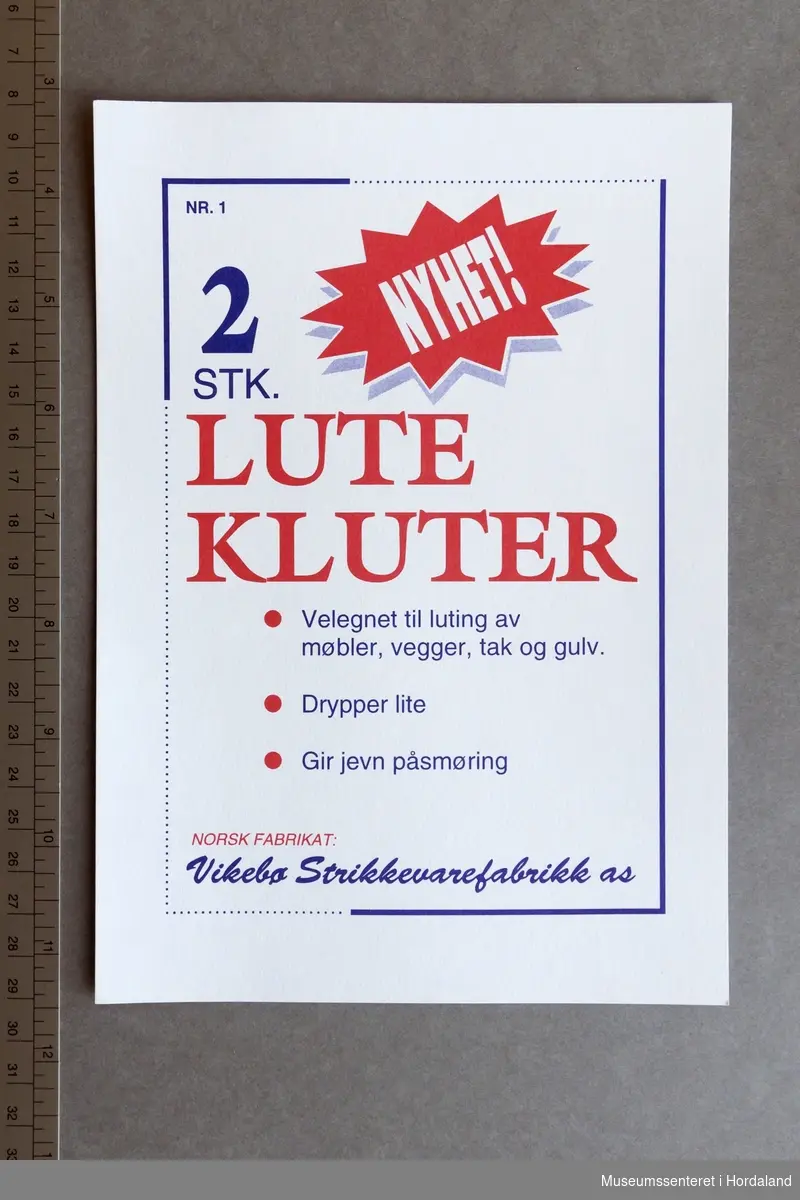 Papirinnlegg med produktinformasjon til luteklutar frå Vikebø Strikkevarefabrikk.