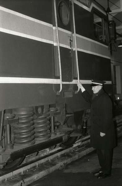 Lokfører Ernst Larsen ved  Elektrisk lokomotiv type El 15.