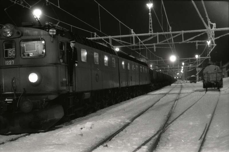 Tog på stasjonen . Lastet malmtog klar til avgang fra Vassijaure mot Narvik. Toget trukket av et elektrisk lokomotiv type Dm3, Ofotbanen.