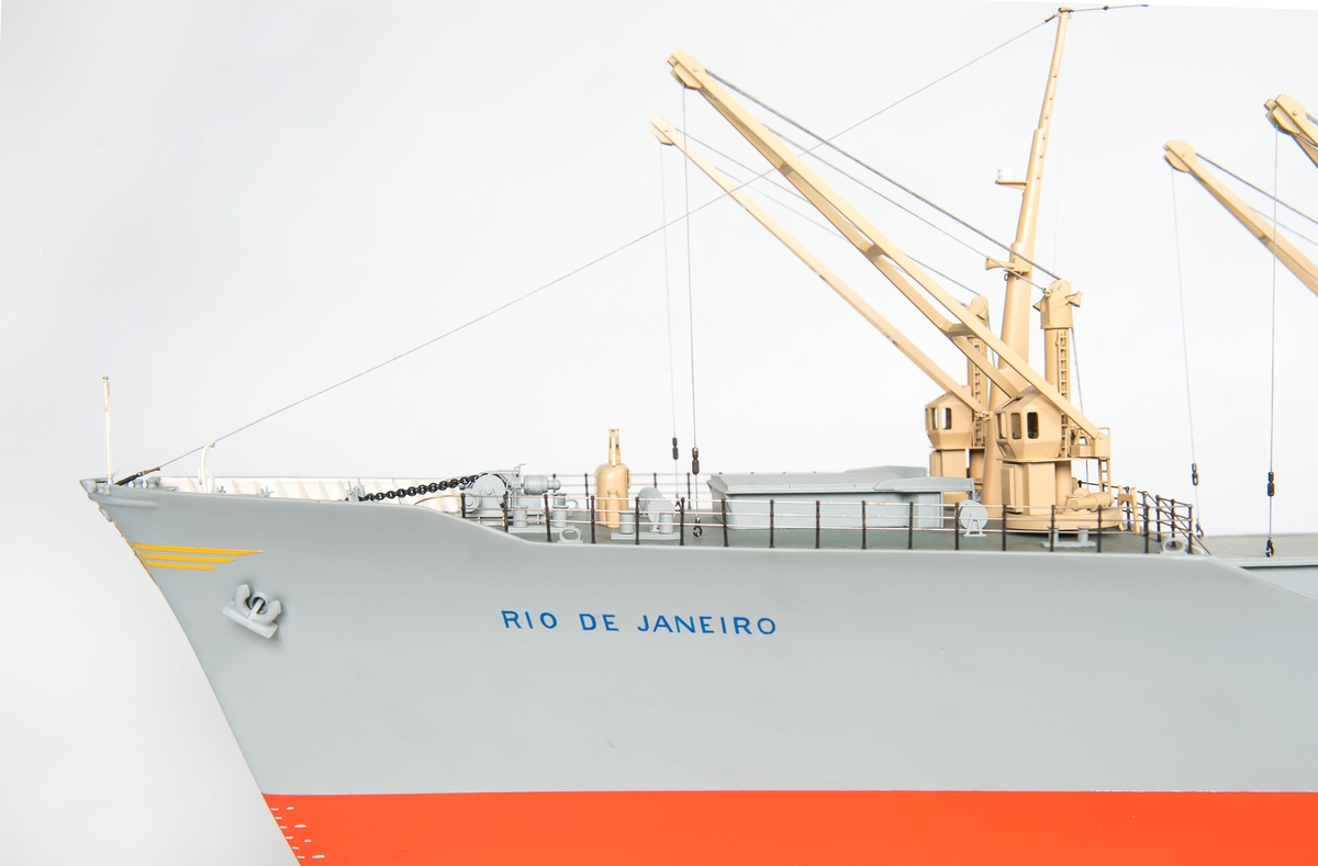 Modell av lastmotorfartyget Rio de Janeiro, gjord i block (trä). SB sidan uppskuren, visande lastrum  4, 5  och maskinrum.  I lastrummen styckegodslast. Lucka 4 och 6  öppna.