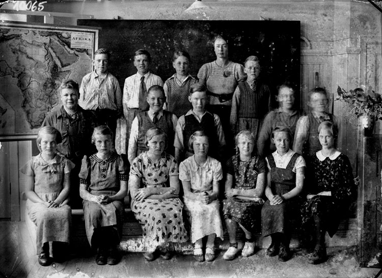 Hagaby skola, klassrumsinteriör, 16 skolbarn med lärarinna fröken Barbro Waldenström.