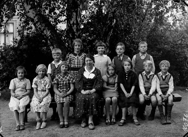 Rynninge skola, 12 skolbarn med lärarinna fru Andersson på skolgården.