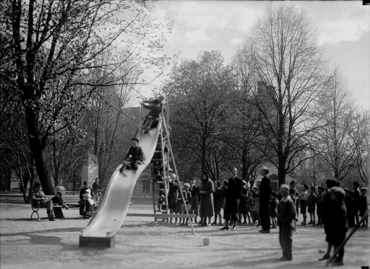 Lekande barn i parken, lekplatsen, kö vid rutschbanan.
Kindergarten, Oskarsparken.
Fröken Maria Kjellmark