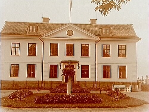 Tvåvånings herrgårdsbyggnad med frontespis.
Direktör Gottfrid Berglund