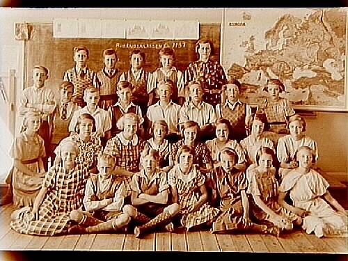 Almby skola, klassrumsinteriör, 27 skolbarn med lärarinna fröken Schöldien, klass 6c.