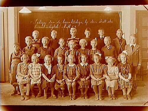 Engelbrektsskolan, klassrumsinteriör, 24 skolbarn med lärarinna fröken Emmy Söderlund, sal 7.