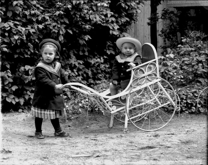 Två barn, en av dem i barnvagnen.
Margit och Karl-Erik Lindskog