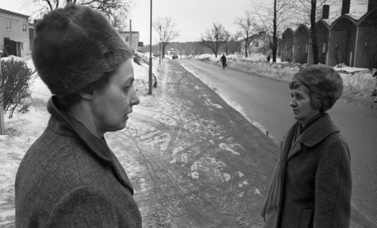 Gyttorp 2 23 februari 1967

Två kvinnor står och pratar med varandra. De har kappa och pälsmössa på sig. Utmed gatan ser man snövallar.