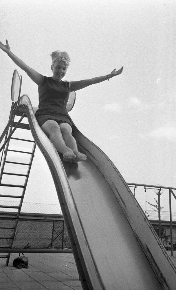 Hyr brallis 29 maj 1965

Fotomodell sitter i rutschbana