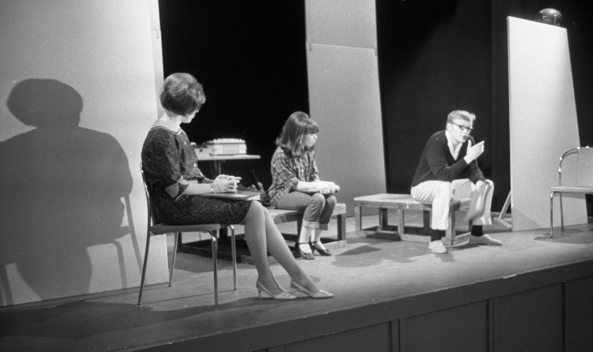 Orubricerat 2 mars 1966

Två kvinnor och en man agerar på en scen.