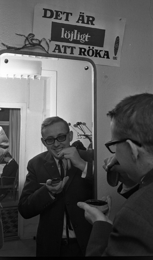 Snus och karameller, 17 januari 1966 Man testa snus framför spegel ...