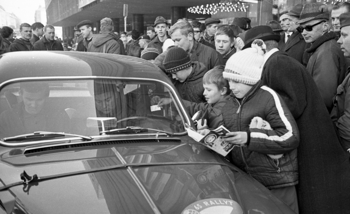 Rally 11 mars 1965.

Autografskrivning utanför Krämaren. Erik "på taket" Carlsson skriver autografer.