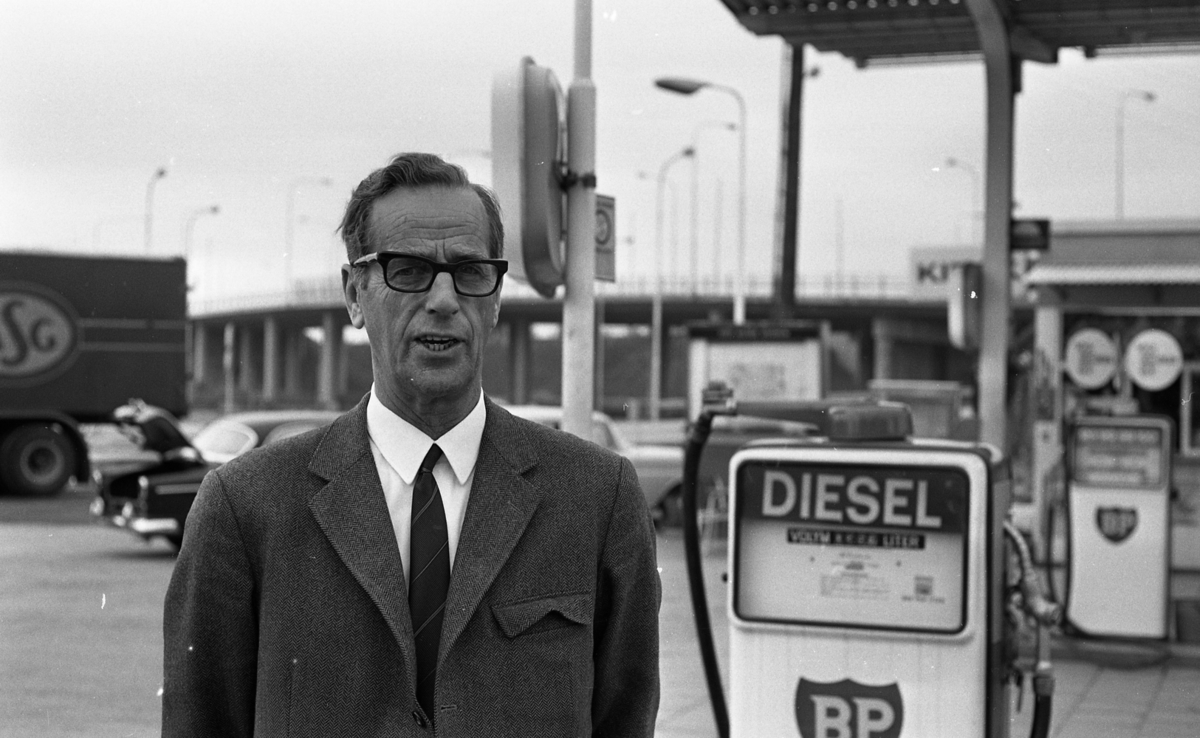 Bensinmackarna, Husmödrar, Giftboken, Handelsbanken, 26 september 1967

BP, ASG
Mannen på bilden heter Ekman, ägare till BP Söder.