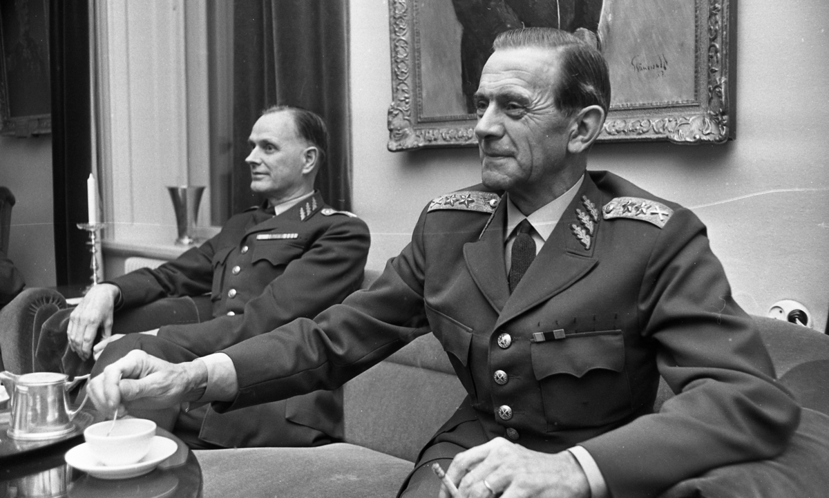 Arméchefen 24 november 1967.
Till vänster generalmajor Stig Löfgren, militärbefälhavare för Bergslagens militärområde (1967-1973), till höger arméchefen general Curt Göransson.