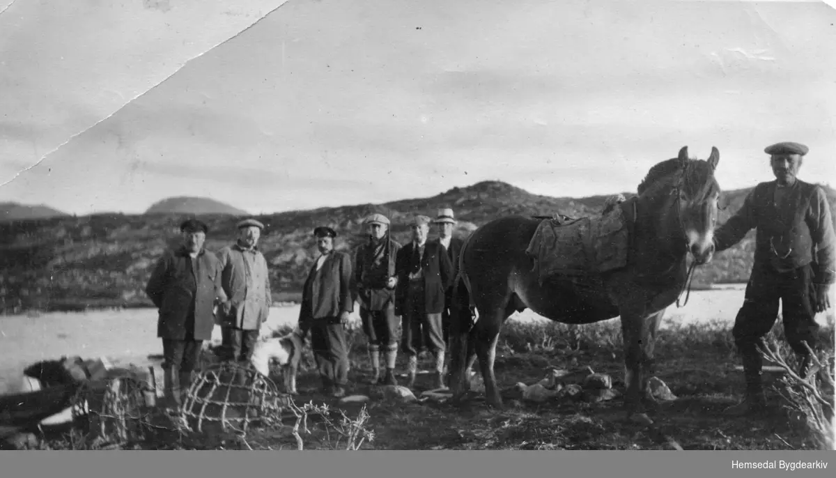 Hans O. Lien, fødd 1876, med hesten - elles byfolk (jegerar) ved Flævatnet i Hemsedal i 1930-åra.