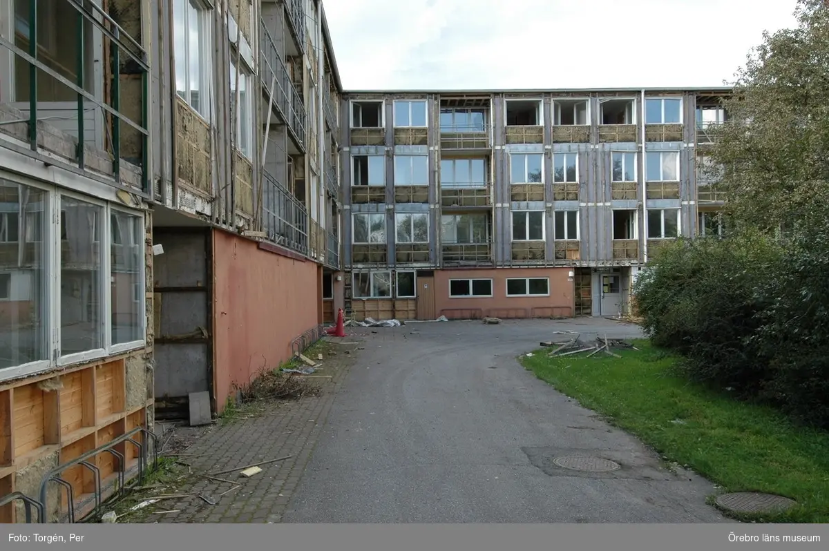 Rivning av bostadshus i bostadsområdet Markbacken i Örebro.