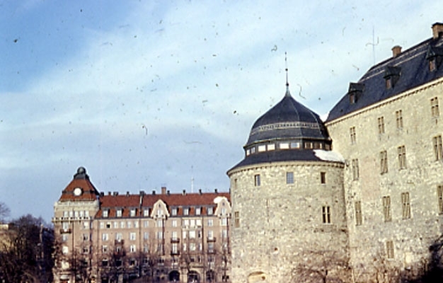 Örebro slott ( vinter )
I bakgrunden Centralpalatset.
