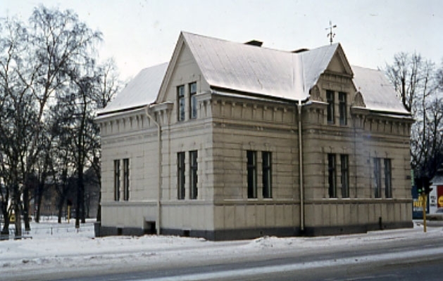 Fastighet i korsningen Storgatan/Järnvägsgatan, byggd ca 1890.
Natten mellan 2-3 juni 1992 flyttades huset till kvarteret Lagerhuset, adress Storgatan 25 B, 
Byggnaden har använts till till olika verksamheter:
- bostadshus ursprungligen
- länsarkitektkontor
- Konstnärernas Riksorganisation (KRO)