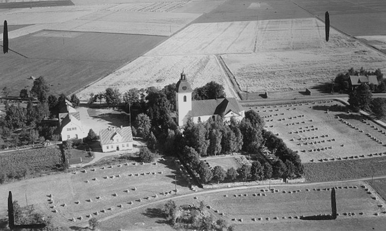 Flygfoto över Rinkaby kyrka och skola.
Bilden tagen för vykort.