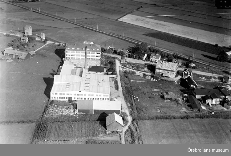 Flygfoto över Hallsberg, fabriksbyggnader.