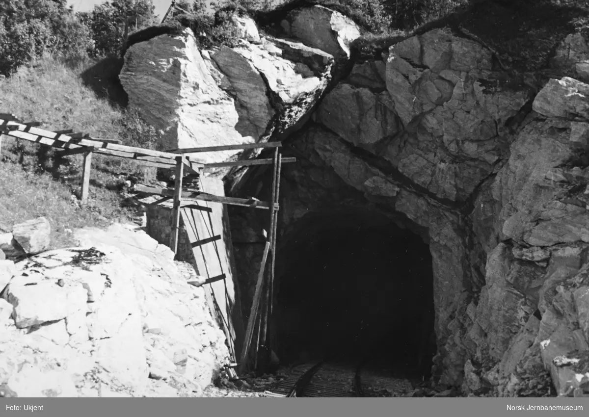 Jernbaneanlegget Mosjøen-Mo i Rana : Røssåaur (Rydsåaur) tunnel før utmuring, pel 5790