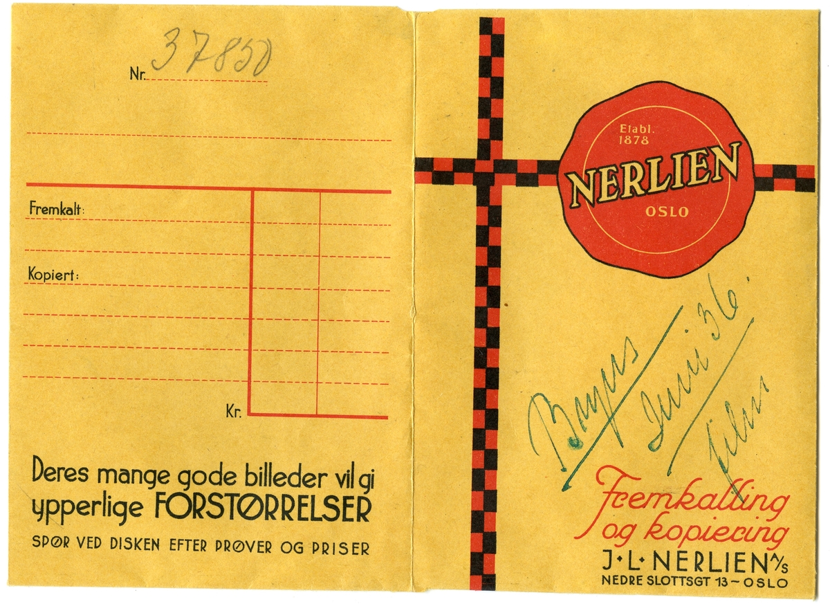 Konvolutt fra fotografen/ firmaet J.L. Nerlien AS, hvor 4 negativer ble oppbevart.

Baksiden: Håndskrevet og trykket tekst.