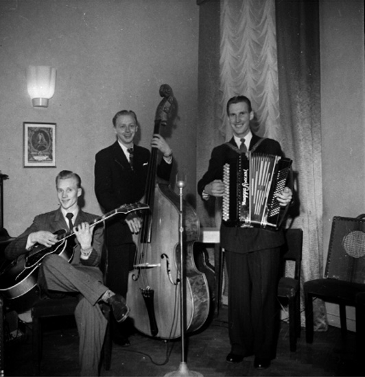 Tre män med musikinstrument.
I.F. Eyra, 20 årsjubileum.